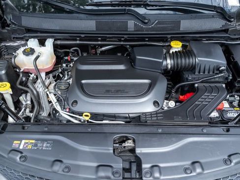 Used 2023 Chrysler Voyager LX image 3