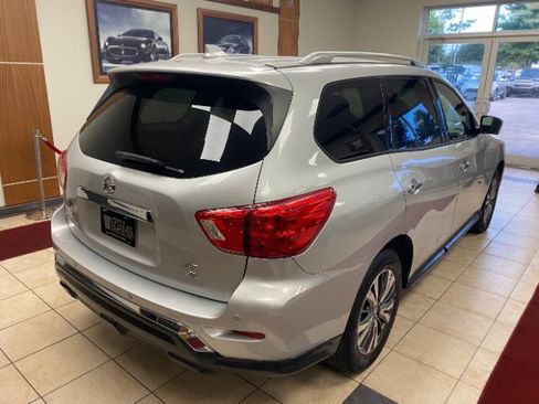 Used 2019 Nissan Pathfinder SL AWD/4WD image 2
