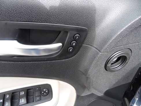 Used 2019 Chrysler 300 Limited image 9