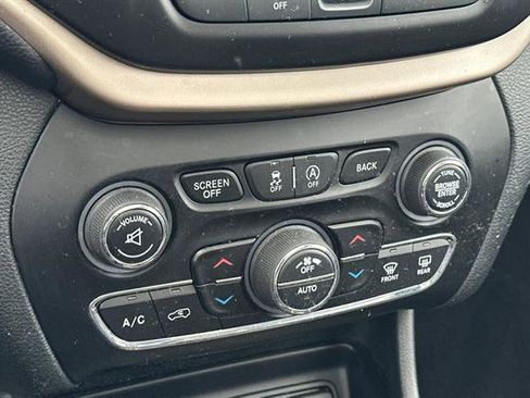 Used 2015 Jeep Cherokee Latitude w/ Comfort/Convenience Group image 22