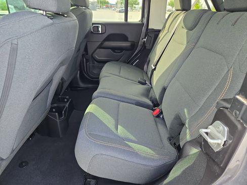 Used 2025 Jeep Wrangler Sahara image 27
