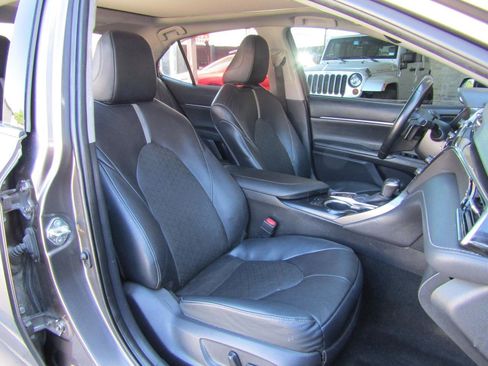 Used 2020 Toyota Camry XSE w/ Navigation Package image 12