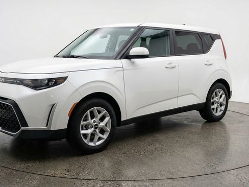Used 2025 Kia Soul LX w/ LX Technology Package image 3