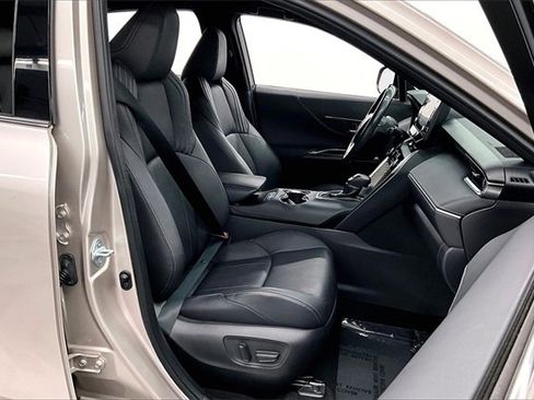 Used 2021 Toyota Venza XLE image 7