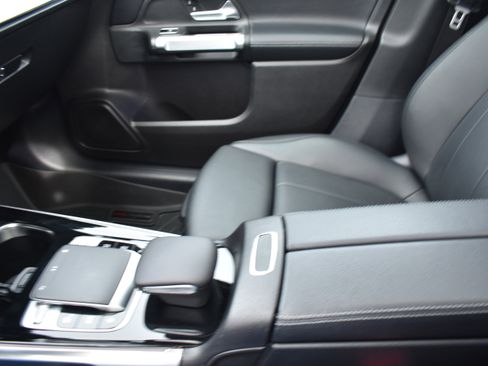 Used 2020 Mercedes-Benz GLB 250 GLB 250 image 25