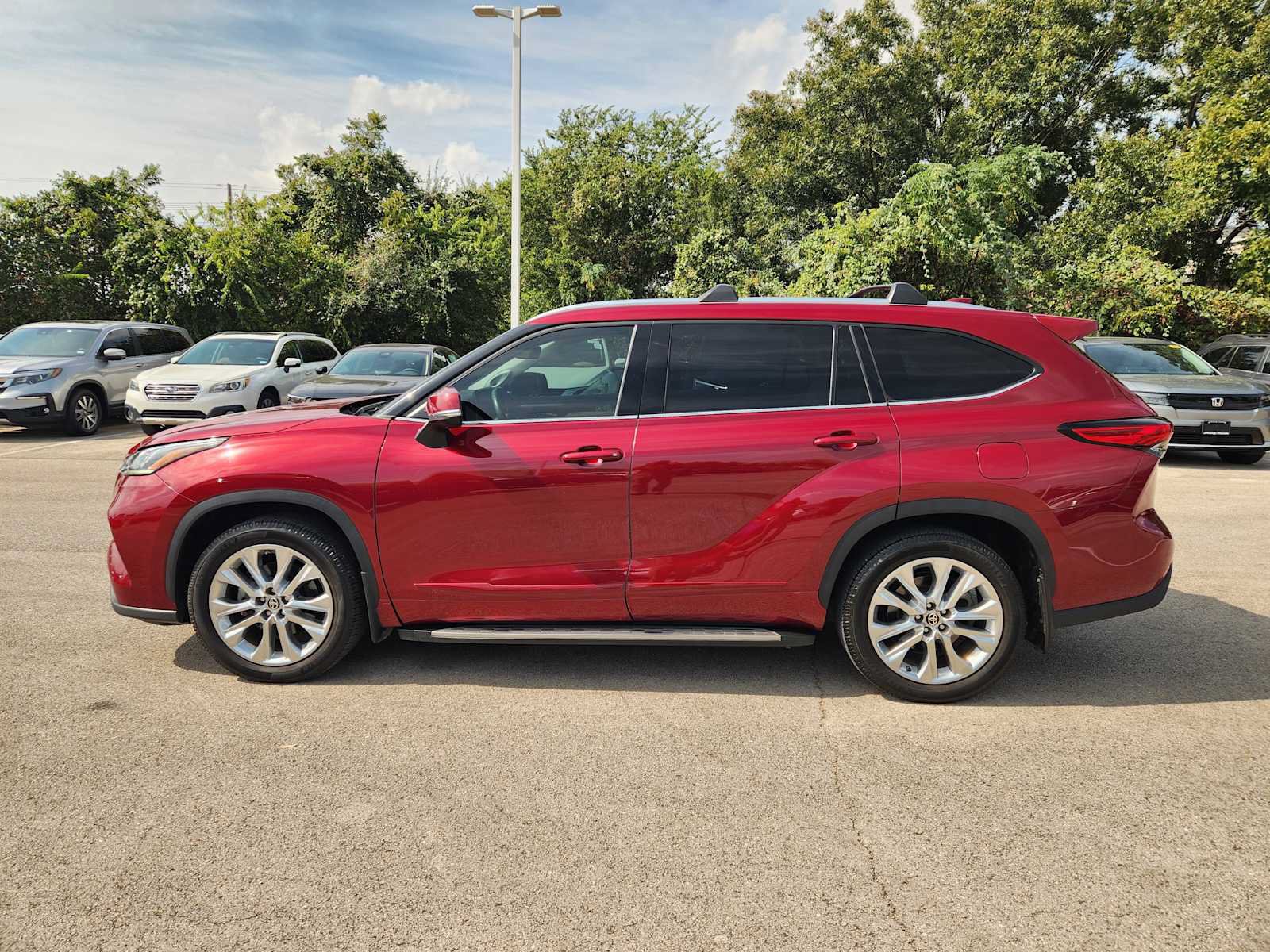 Used 2021 Toyota Highlander Limited FWD image 4