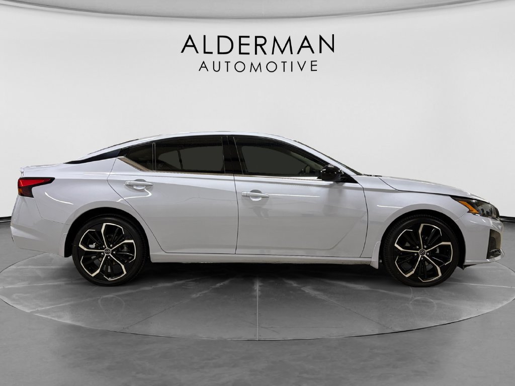 Used 2023 Nissan Altima 2.5 SR w/ SR Premium Package AWD/4WD image 6