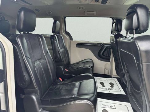 Used 2012 Chrysler Town & Country Limited image 16