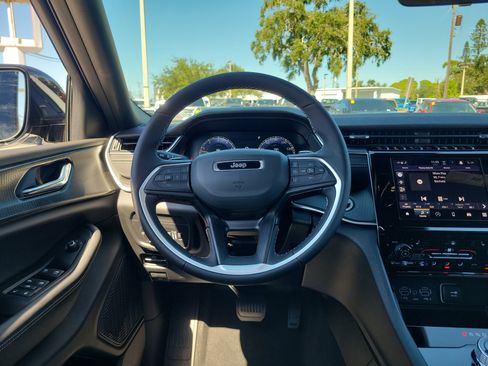 New 2025 Jeep Grand Cherokee Altitude image 7