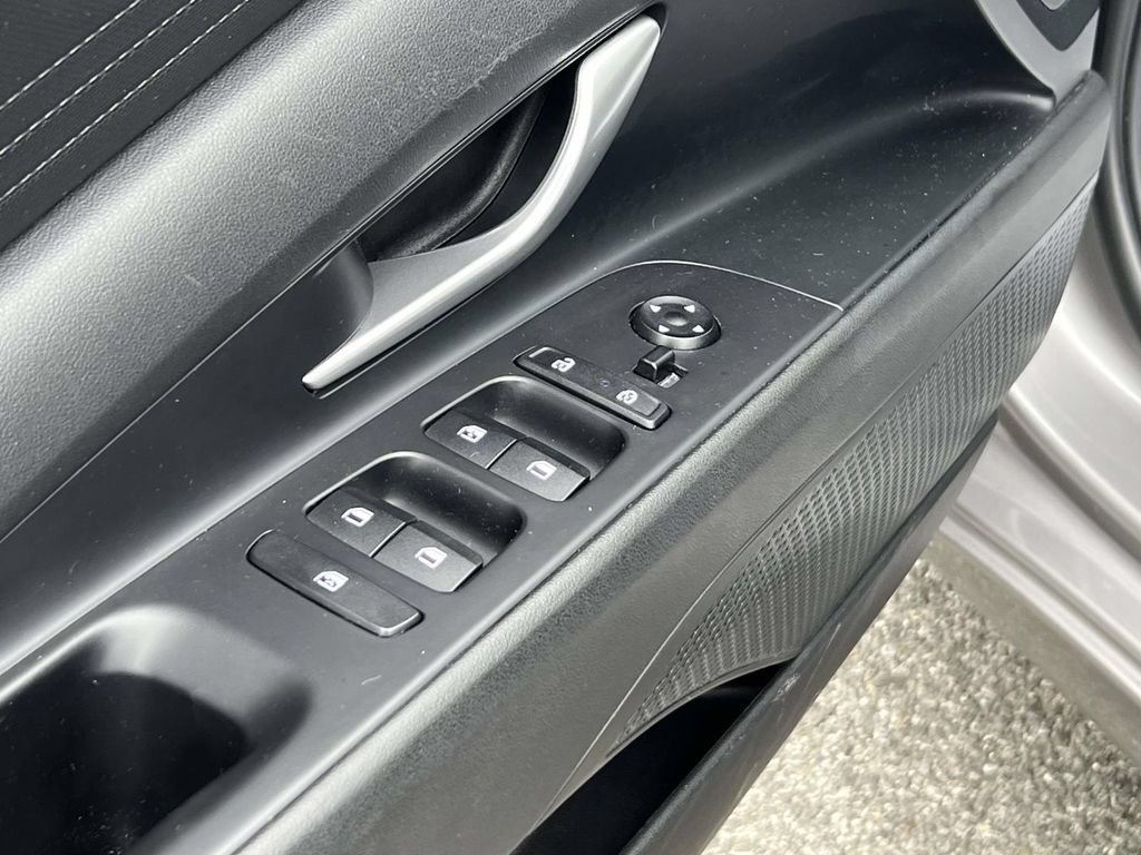 Used 2023 Hyundai Elantra SEL w/ Preferred Accessory Package FWD image 17