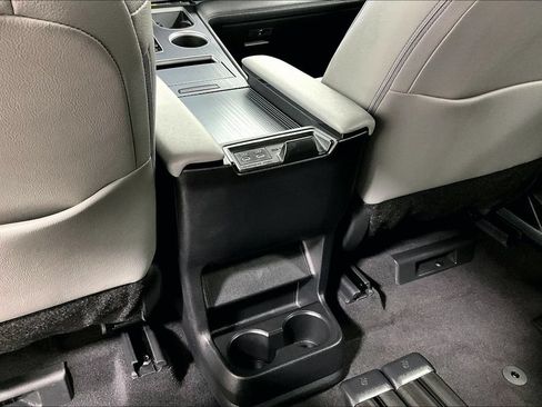 Used 2026 Toyota Sienna XLE FWD image 30