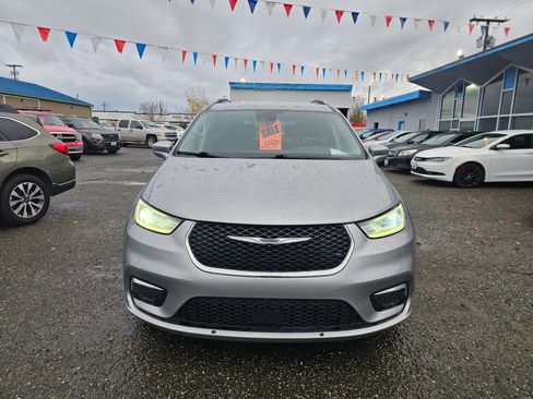 Used 2021 Chrysler Pacifica Touring-L image 2