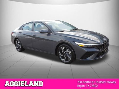 Used 2025 Hyundai Elantra Limited FWD image 3