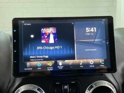 Used 2016 Jeep Wrangler Unlimited Sahara w/ Connectivity Group AWD/4WD image 14