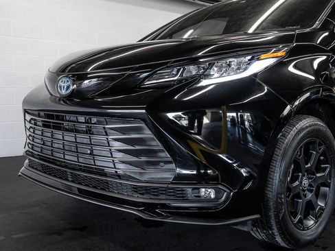 Used 2025 Toyota Sienna XLE Woodland Edition image 11