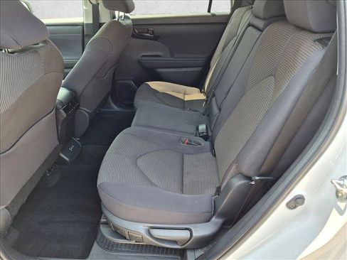 Used 2023 Toyota Highlander LE AWD/4WD image 21