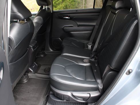Used 2021 Toyota Highlander XLE AWD/4WD image 18