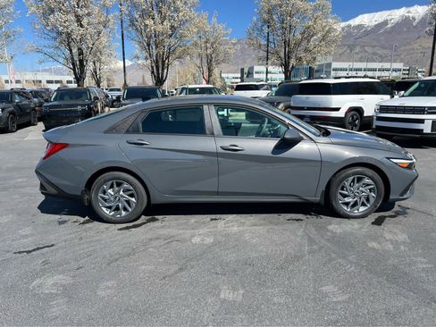 New 2026 Hyundai Elantra Hybrid FWD image 6