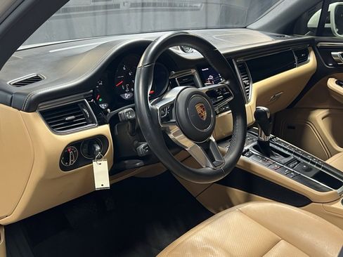Used 2018 Porsche Macan w/ Premium Package image 10