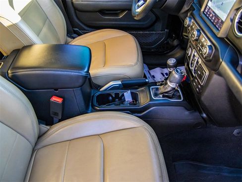 Used 2018 Jeep Wrangler Unlimited Sahara image 17