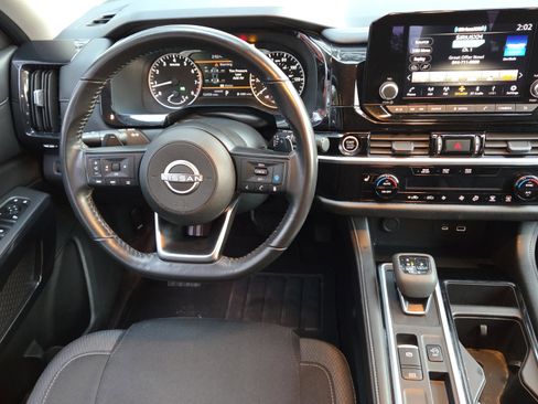 Used 2024 Nissan Pathfinder SV image 11