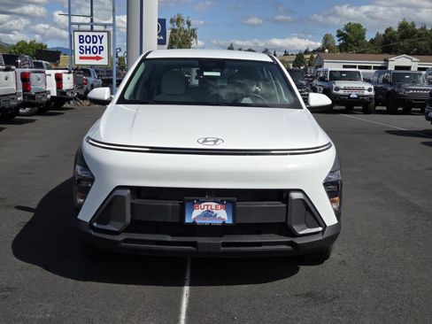 Used 2024 Hyundai Kona SE AWD/4WD image 2
