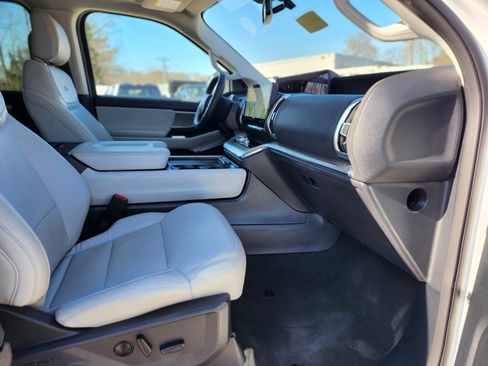 Certified 2025 Ford Expedition Platinum image 11