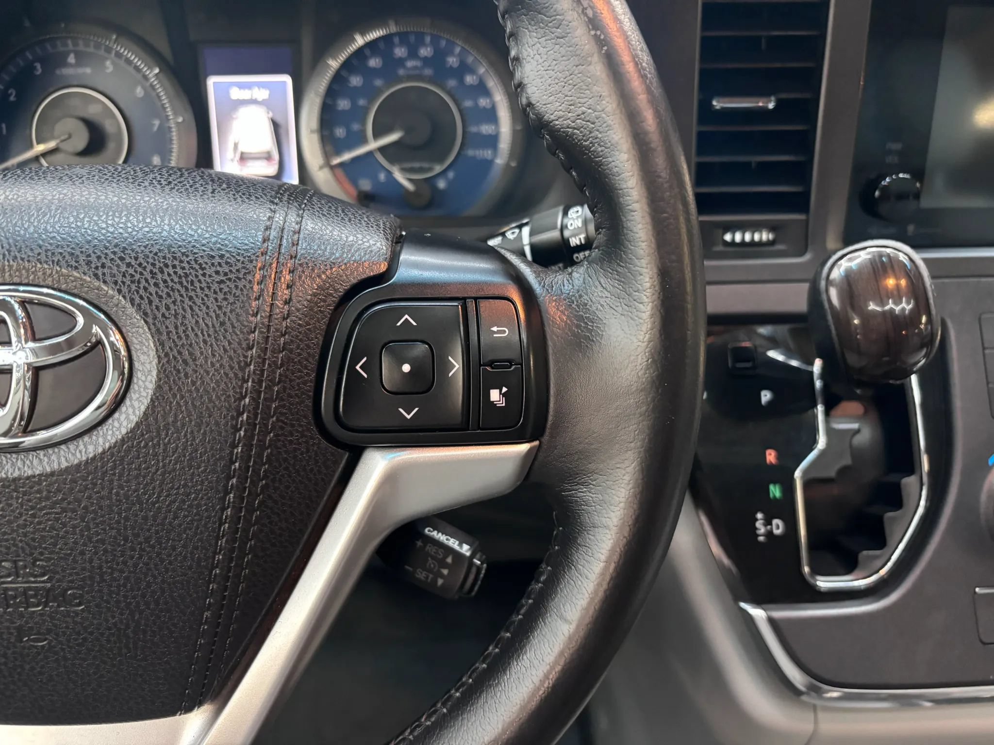 Used 2015 Toyota Sienna XLE w/ XLE Navigation Package FWD image 15