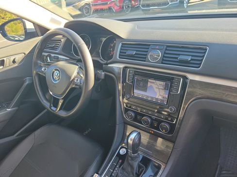 Used 2016 Volkswagen Passat 1.8T SE w/ Lighting Package image 8