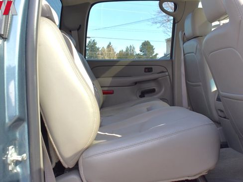 Used 2006 Chevrolet Silverado 2500 LT w/ Heavy-Duty Power Package image 21