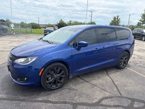 Used 2020 Chrysler Pacifica Touring w/ S Appearance Package FWD image 4
