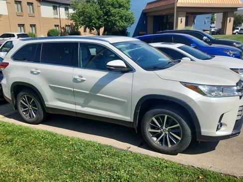 Used 2019 Toyota Highlander XLE AWD/4WD image 4