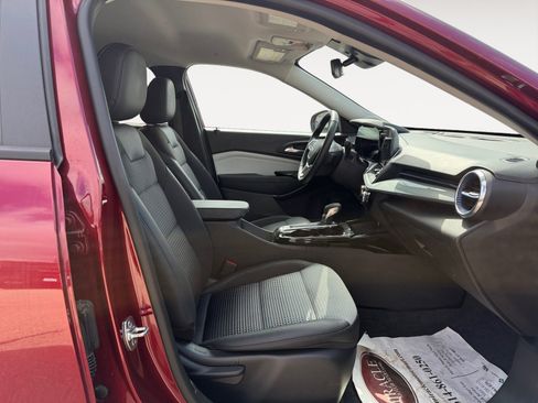 Used 2025 Chevrolet Trax LT w/ LT Convenience Package FWD image 15