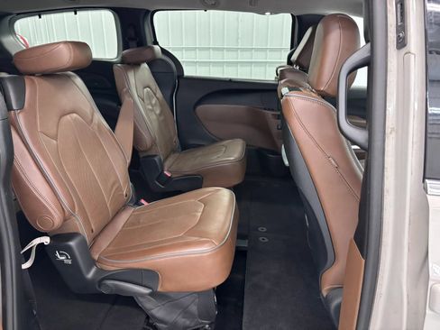 Used 2017 Chrysler Pacifica Limited w/ UConnect Theater Package FWD image 30