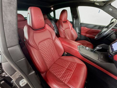 Used 2022 Maserati Levante Trofeo image 28