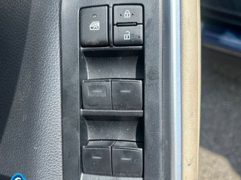 Used 2023 Toyota Highlander XLE AWD/4WD image 16