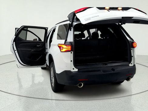 Used 2024 Chevrolet Traverse LT FWD image 11