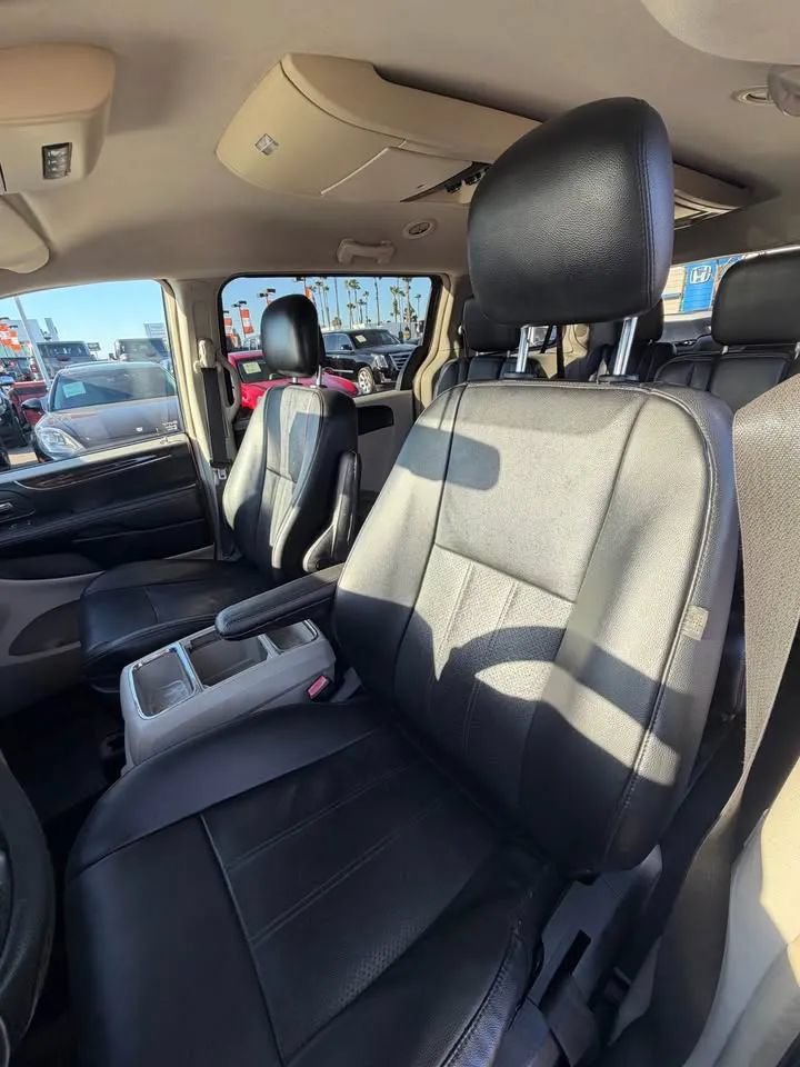 Used 2012 Chrysler Town & Country Touring w/ Entertainment Group #1 FWD image 7