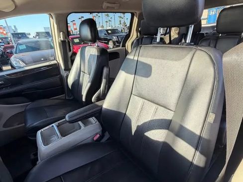 Used 2012 Chrysler Town & Country Touring w/ Entertainment Group #1 FWD image 7