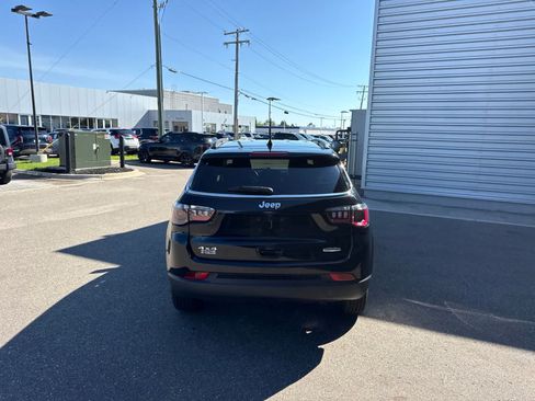 Used 2022 Jeep Compass Latitude w/ Convenience Group AWD/4WD image 4