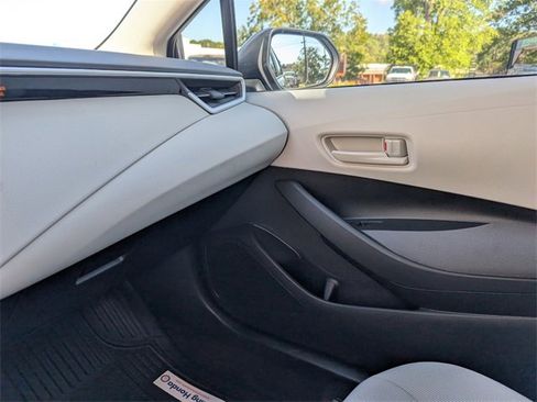 Used 2022 Toyota Corolla LE image 29