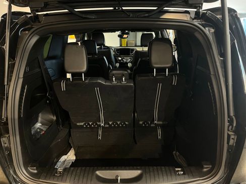 Used 2025 Chrysler Pacifica Select image 32