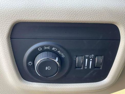 Used 2024 Jeep Grand Cherokee L Limited w/ Black Appearance Package image 19