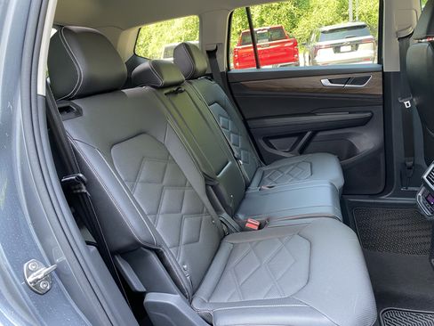 Used 2025 Volkswagen Atlas SE FWD image 35