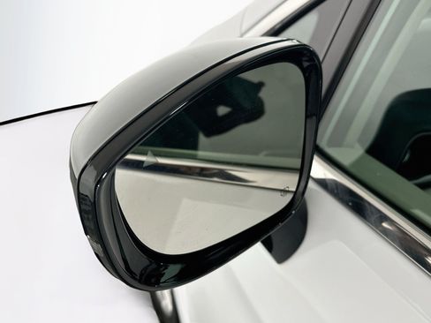Used 2024 Chrysler Pacifica Touring-L FWD image 16