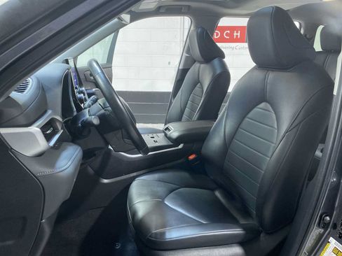 Used 2024 Toyota Highlander XLE AWD/4WD image 11