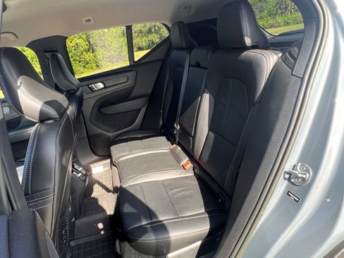 Used 2023 Volvo XC40 B4 Core w/ Convenience Package FWD image 6