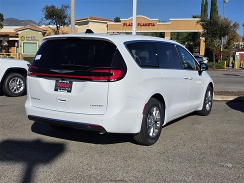 New 2026 Chrysler Pacifica Limited image 4