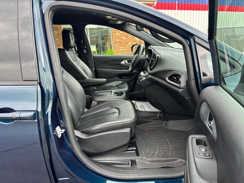 Used 2023 Chrysler Pacifica Touring-L w/ S Appearance Package FWD image 15