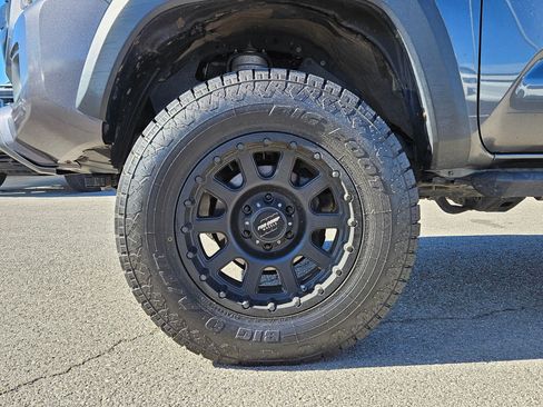 Used 2019 Toyota Tacoma TRD Off-Road w/ TRD Premium Off Road Package AWD/4WD image 11